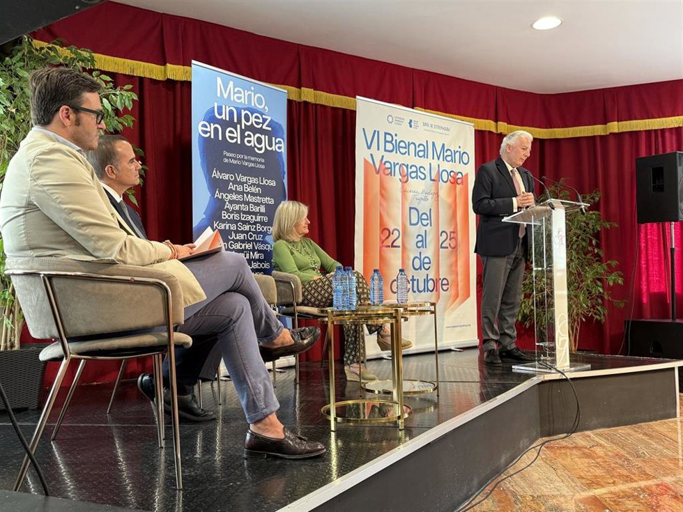 La presentación ha contado con las intervenciones de la consejera de Cultura, Turismo, Jóvenes y Deportes, Victoria Bazaga, y la de Álvaro Vargas Llosa, escritor e hijo del Nobel peruano