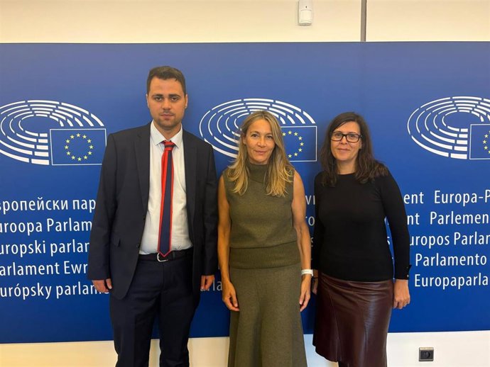 La eurodiputada asturiana del PP, Susana Solís, en el centro.