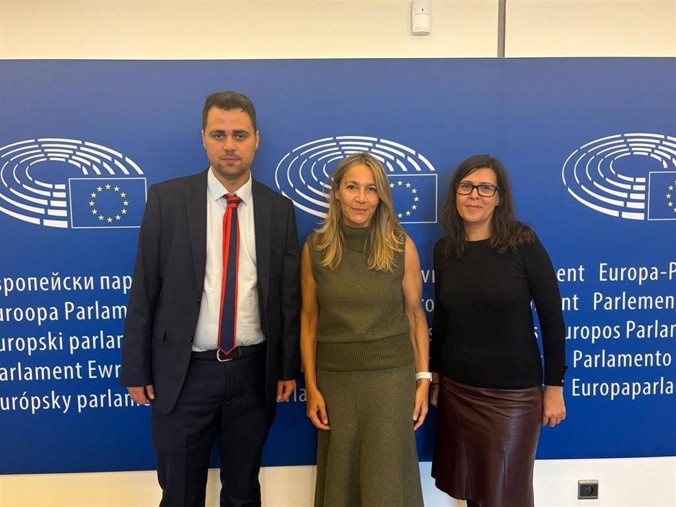 La eurodiputada asturiana del PP, Susana Solís, en el centro.