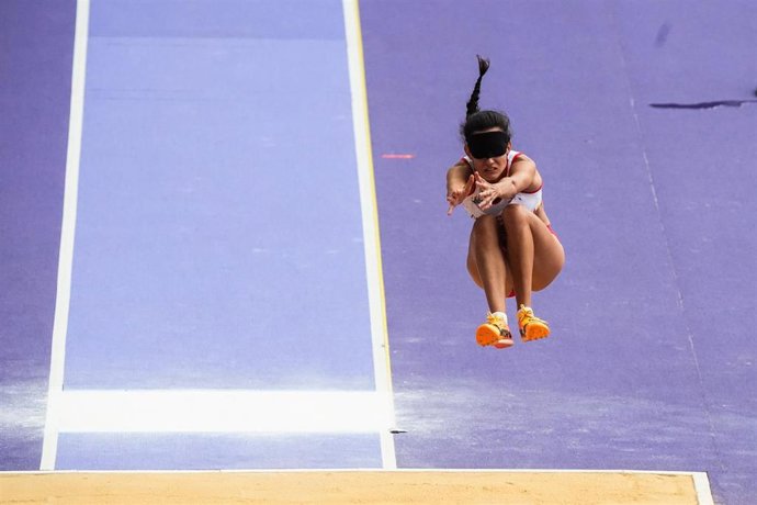 Archivo - Alba García Falagán se cuelga la medalla de bronce en el salto de longitud. Stade de France. Juegos Paralímpicos París 2024