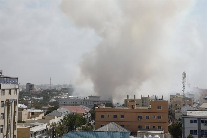 Archivo - (210213) -- MOGADISHU, Feb. 13, 2021 (Xinhua) -- Smoke rises from the site of a blast in Mogadishu, capital of Somalia, Feb. 13, 2021. One person was killed and seven others injured when a suicide bomber drove a vehicle laden with explosives pas