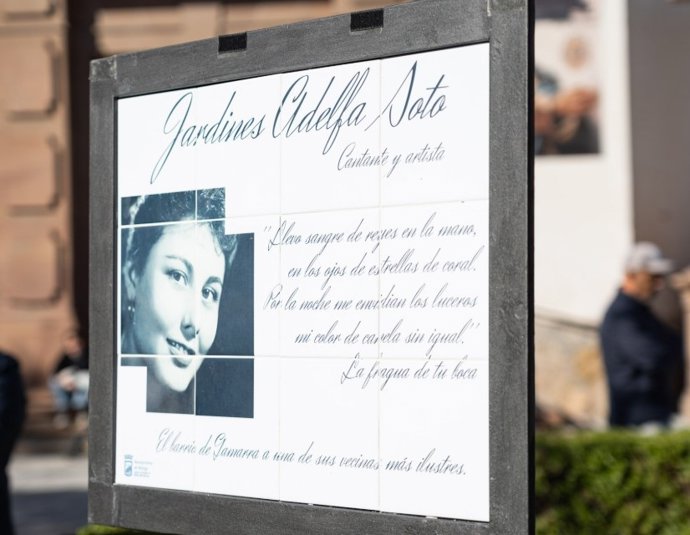 Placa en los jardines que llevan el nombre de la cantaora Adelfa Soto
