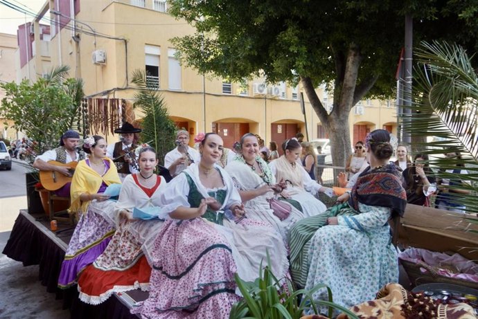 Santomera ha celebrado este sábado una de las jornadas más esperadas de sus fiestas patronales con el Bando de la Huerta y su tradicional desfile de carrozas