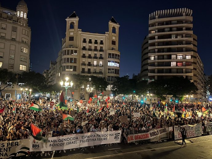Manifestación en València para mostrar apoyo a Palestina y reclamar el embargo integral de armas a Israel.