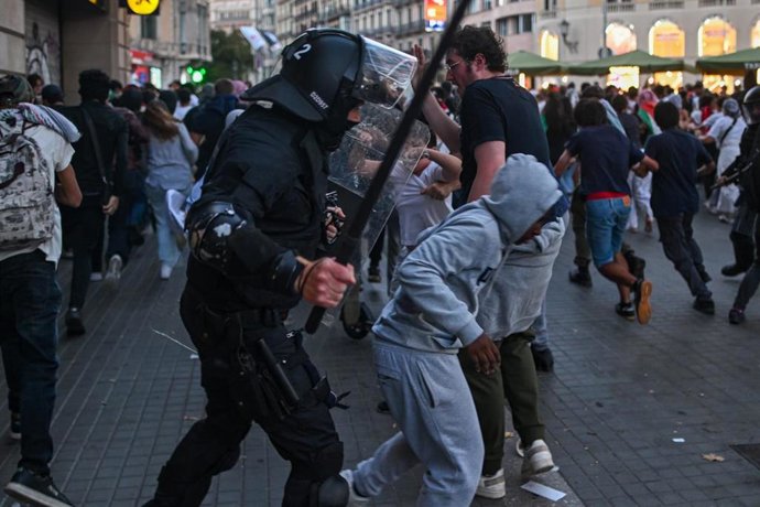 Disturbios en la plaza Catalunya