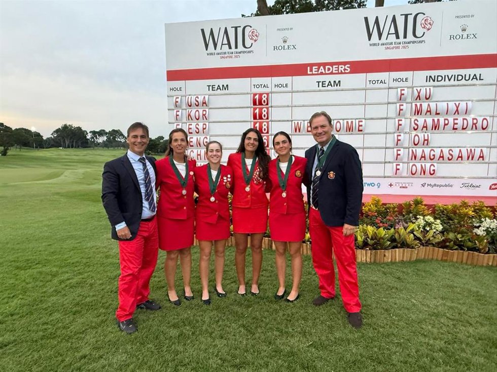 El equipo español posa con su medalla de plata del Campeonato del Mundo de Equipos Femeninos de golf