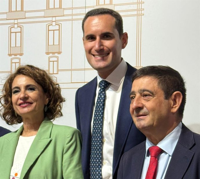 El secretario general del PSOE de Jaén, Juan Latorre, junto a la vicepresidenta del Gobierno de España, María Jesús Montero, y al presidente de la Diputación Provincial de Jaén, Francisco Reyes Martínez.