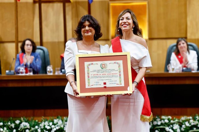 La alcaldesa de Zaragoza, Natalia Chueca, entrega a la presidenta de Heraldo de Aragón, Paloma de Yarza López-Madrazo, el diploma de la medalla de Oro de la ciudad 2025.