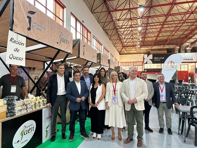 El presidente de la Diputación de Jaén, Paco Reyes, en su visita a la feria ' Sabores de Nuestra Tierra' junto al delegado del Gobierno de España en Andalucía, Pedro Fernández, y la alcaldesa armillera, Loli Cañavate.