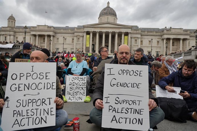 4 de outubro de 2025, Londres, Londres, Reino Unido: Londres, Reino Unido. Apoiadores do grupo Palestine Action seguram cartazes durante um protesto em massa "Lift the Ban", com mais de 1.000 pessoas reunidas na Trafalgar Square, em Londres. O protesto or