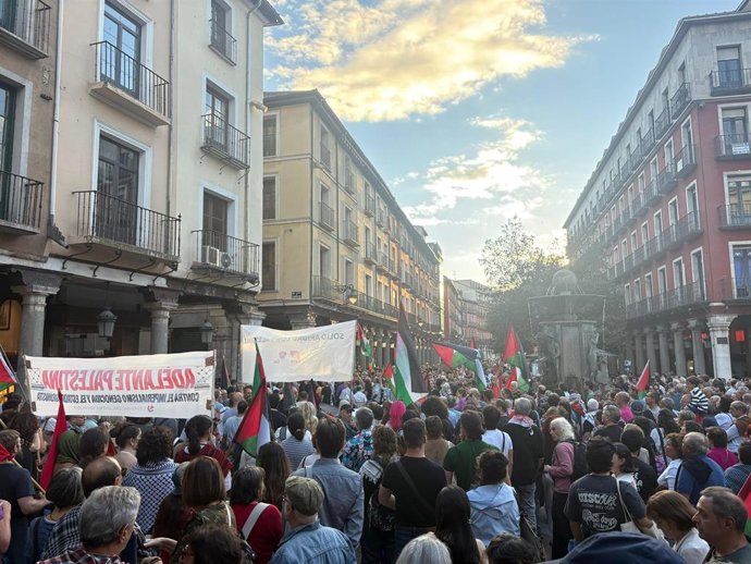 Cientos de personas han participado este sábado, 4 de octubre, en Valladolid en una protesta contra el "genocidio" del pueblo palestino en Gaza y han reclamado el embargo de armas y sanciones al Estado de Israel.