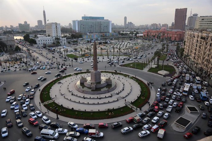 Archivo - Arquivo - 31 de março de 2021, Egito, Cairo: Uma vista geral da Praça El-Tahrir com veículos passando pela rotatória principal adornada com o Obelisco de Ramsés II e estátuas de Rams. De acordo com o Ministério do Turismo e Antiguidades do Egito