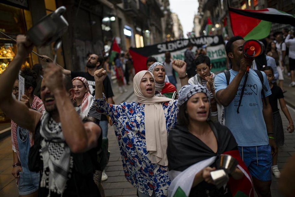Archivo - Varias personas durante una concentración contra el asesinato sistemático de periodistas en Gaza, en la plaza Sant Jaume, a 27 de agosto de 2025, en Barcelona, Catalunya (España). 