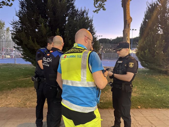 Un supervisor del Summa 112 y agentes de la Policía Municial de Getafe y de la Policía Nacional tras un apuñalamiento a dos hombres en Getafe.