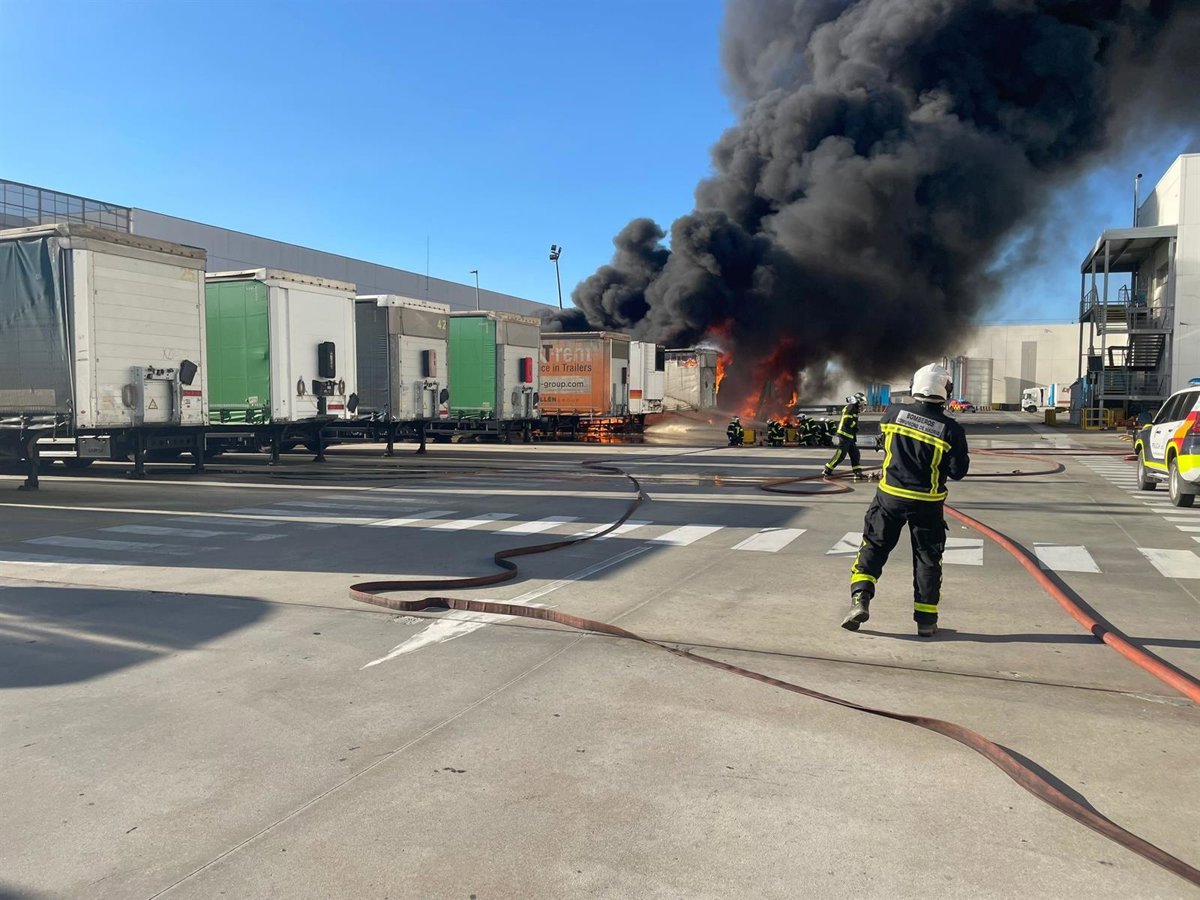 Casi 300 trabajadores de una nave son evacuados tras el incendio de varios remolques en San Fernando de Henares
