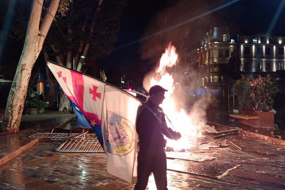  Activistas de la oposición provocan un incendio cerca de la residencia del presidente de Georgia y piden el derrocamiento pacífico del poder el día de las elecciones municipales en Georgia