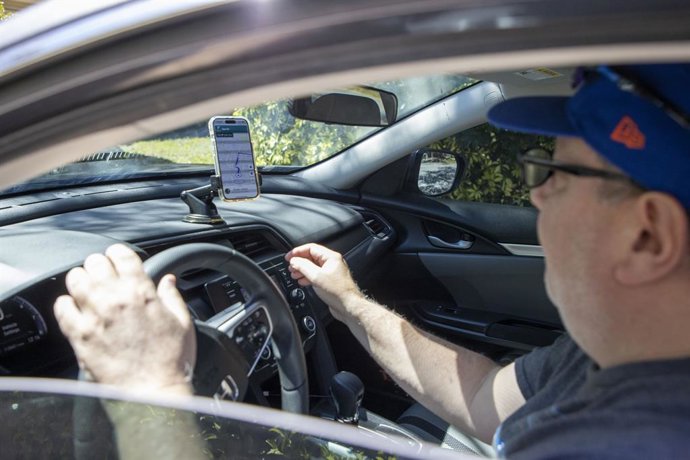 Archivo - March 7, 2025, Tarpon Springs, Florida, USA: Lyft driver Anthony Hart, of Palm Harbor, departs with his passenger Andrew Boisen on Friday, March 7, 2025, for a trip to the Tarpon Springs Sponge Docks.