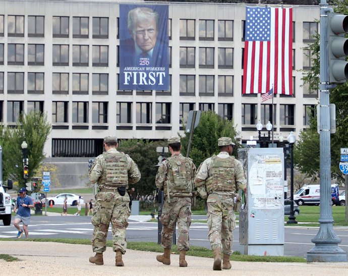 2 de outubro de 2025, Washington Dc, Virgínia, EUA: Membros da Guarda Nacional patrulham o National Mall perto do Capitólio dos EUA no segundo dia da paralisação do governo dos EUA em Washington, DC, EUA, em 2 de outubro de 2025. O governo dos EUA fechou 