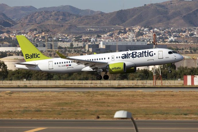 Archivo - Airbus 220-300 de la compañía Air Baltic (archivo)