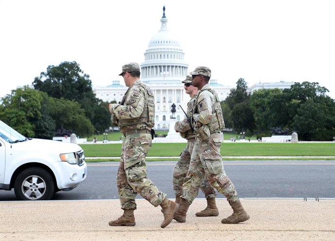 2 de outubro de 2025, Washington Dc, Virgínia, EUA: Membros da Guarda Nacional patrulham o National Mall perto do Capitólio dos EUA no segundo dia da paralisação do governo dos EUA em Washington, DC, EUA, em 2 de outubro de 2025. O governo dos EUA fechou 