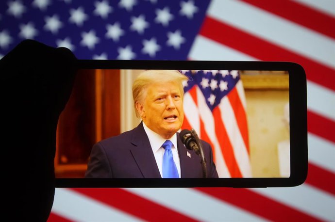 Archivo - Arquivo - 20 de janeiro de 2021, Ucrânia: Nesta ilustração fotográfica, o presidente dos EUA, Donald Trump, fala em seu discurso de despedida durante seu último dia no cargo, em um fragmento de vídeo do YouTube exibido em um telefone celular com