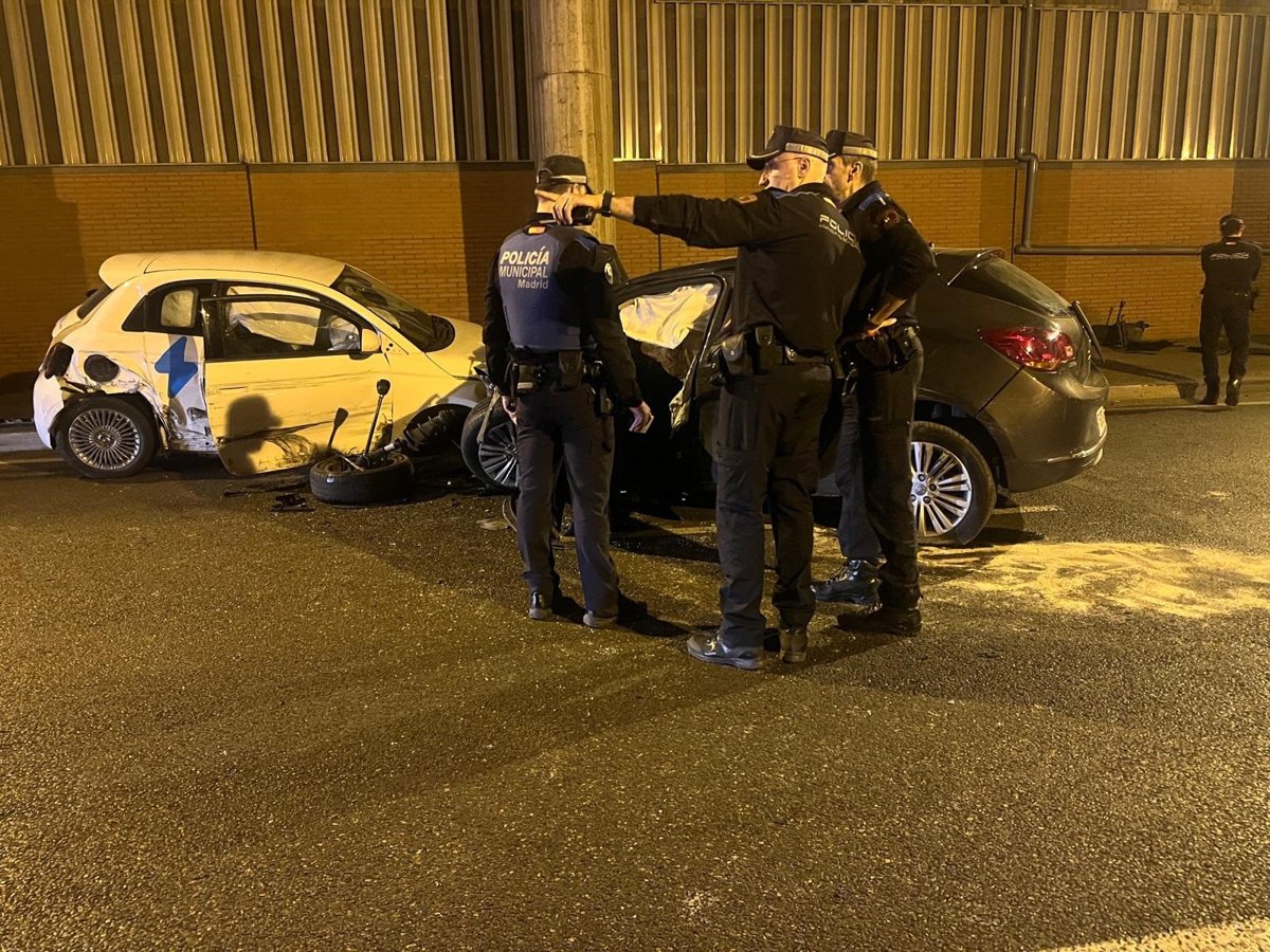 Tres heridos en una colisión entre dos turismos en el túnel que une Sinesio Delgado con Pío XII