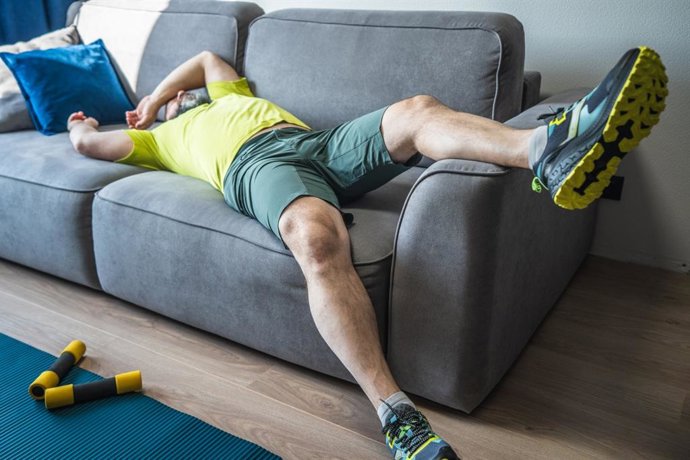 Archivo - Deportista durmiendo la siesta.