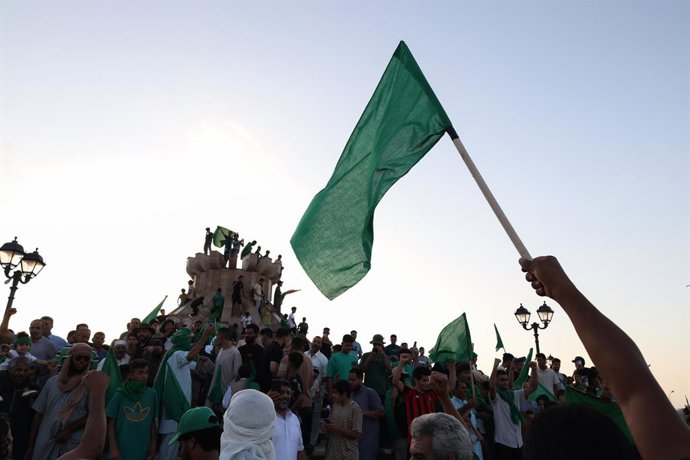 Archivo - September 1, 2024, Bani Waled, Libya: People gather with flags along the streets during the event. A group of Libyans protest and celebrate the September Revolution in the city of Bani Walid, while demanding for the return of Saif al-Islam Gadda