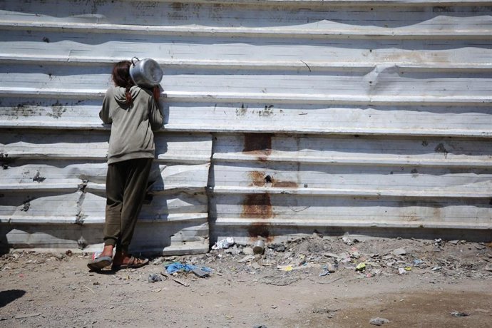 Archivo - Imagen de archivo de una joven palestina esperando a recibir comida en ciudad de Gaza