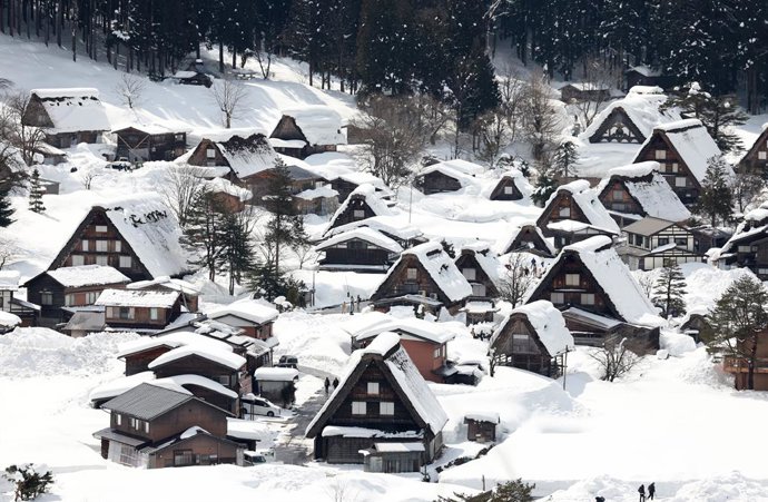 Archivo - BEIJING, 1º de março de 2025 -- Esta foto, tirada em 26 de fevereiro de 2025, mostra as casas Gassho-zukuri cobertas de neve em Shirakawa-go, no Japão.