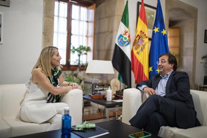 La presidenta de la Junta de Extremadura, María Guardiola, conversa con el expresidente Guillermo Fernández Vara, fallecido este domingo a los 66 años, tras una larga enfermedad