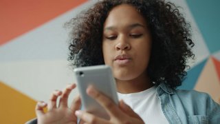 Qué significan MOS y DOS en el lenguaje secreto de los adolescentes (y otros códigos que usan en redes sociales)