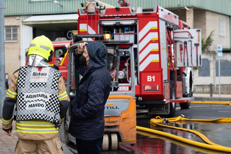 Archivo - Un camión de bomberos en Bizkaia