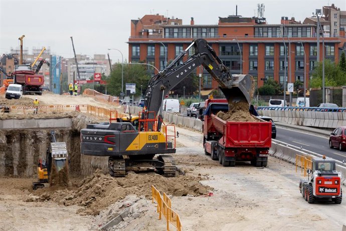 Archivo - Operarios trabajando en las obras de la autovía A5