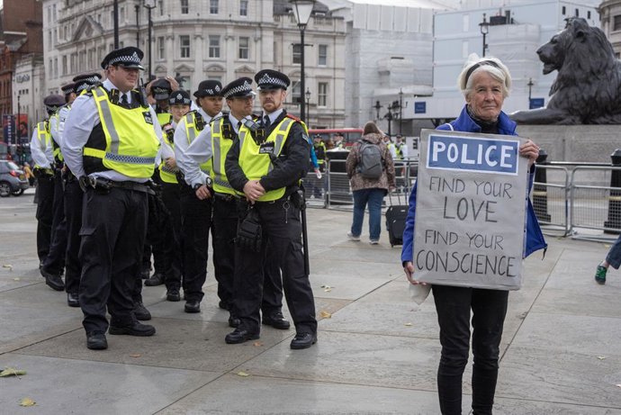 4 de outubro de 2025, Londres, Reino Unido: Uma ativista segura seu cartaz em frente aos policiais na Trafalgar Square. Apoiadores da Palestine Action se reuniram na Trafalgar Square. O objetivo dos manifestantes era mostrar seu apoio à Palestine