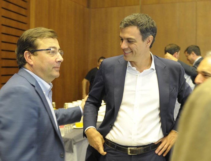 Archivo - Arxivo - L'ex-president de la Junta d'Extremadura Guillermo Fernández Encalla junt amb el president del Govern d'Espanya, Pedro Sánchez. Imatge d'arxiu