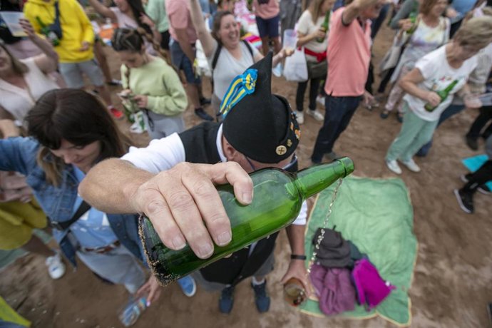 Archivo - Un hombre escancia sidra en la playa de Poniente, a 26 de agosto de 2022, en Gijón, Asturias, (España).