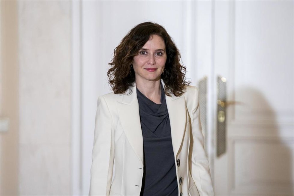 Archivo - La presidenta de la Comunidad de Madrid, Isabel Díaz Ayuso, a su llegada para recibir la Medalla de Oro concedida por el Colegio de Procuradores de Madrid, en la Real Casa de Correos, a 13 de noviembre de 2023, en Madrid (España). La medalla h