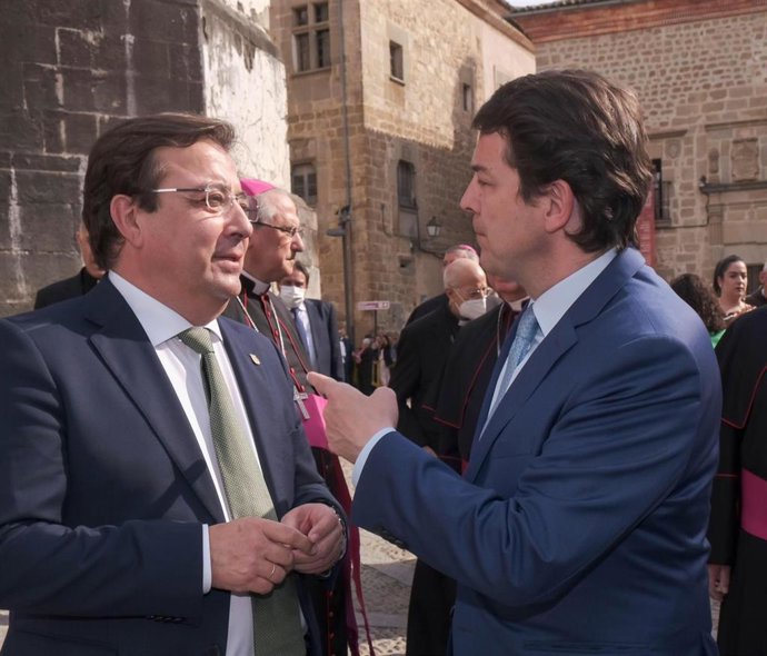 Archivo - El exmandatario extremeño Guillermo Fernández Vara junto a Alfonso Fernández Mañueco.