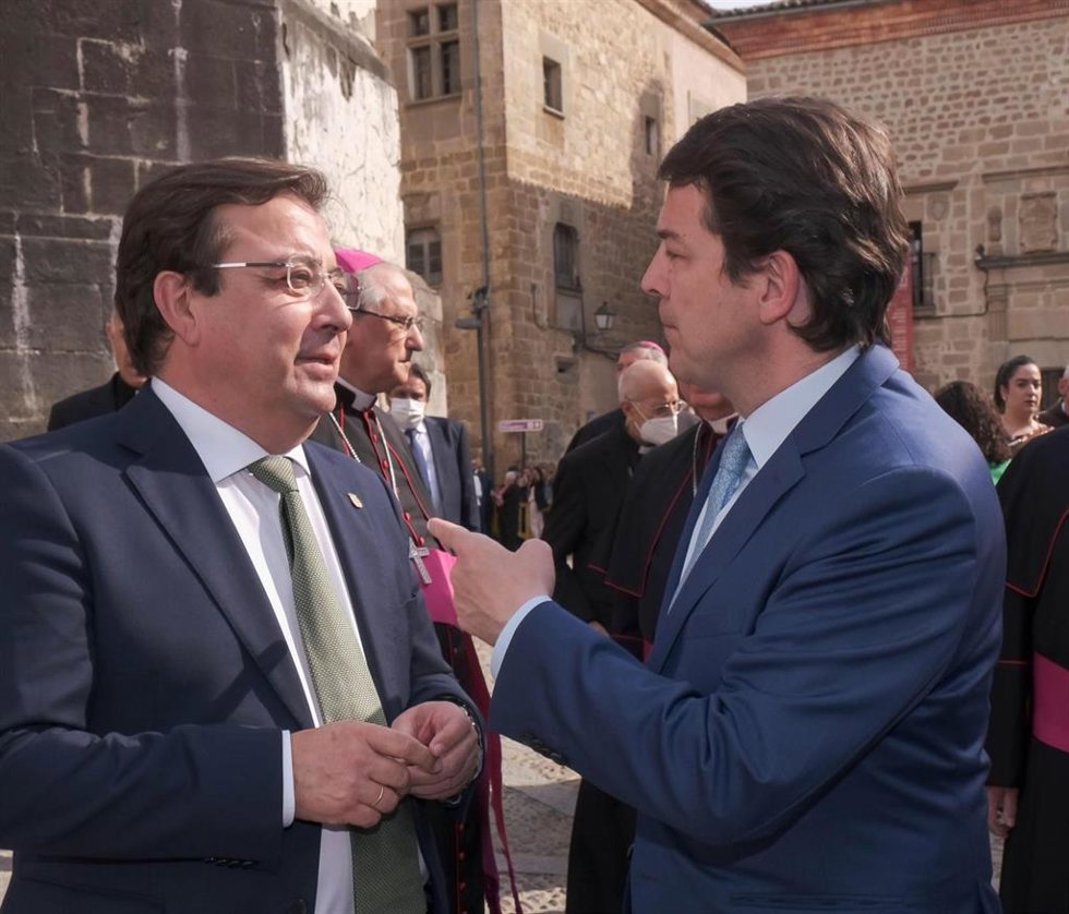Archivo - El exmandatario extremeño Guillermo Fernández Vara junto a Alfonso Fernández Mañueco.