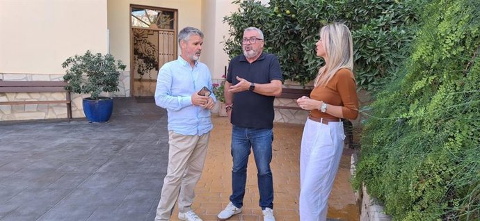 El secretario de Organización del PSOE de Málaga, José Bernal, y el alcalde de La Viñuela y diputado provincial socialista, José Juan Jiménez, en una visita a La Viñuela.