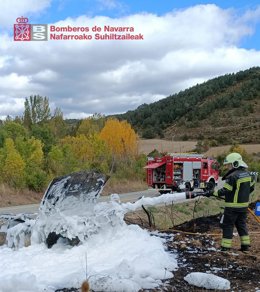 Los bomberos trabajan para extinguir el incendio de un vehículo en Gallués.