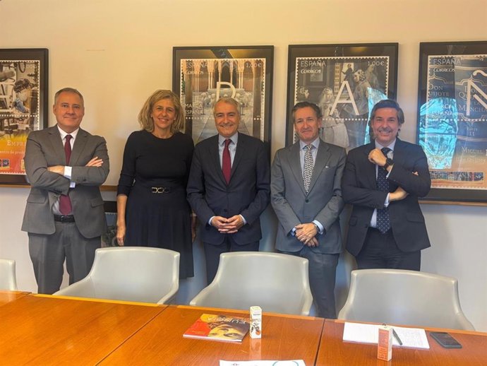 La concejal de Gobierno Abierto, Promoción Económica y Empleo, Mercedes Bernabé, ha sido recibida por el embajador Luis Manuel Cuesta