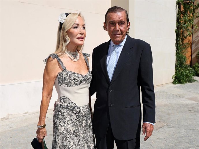 Carmen Lomana y Antonio Gutiérrez llegan a la iglesia del Cristo de los Gitanos para asistir al enlace matrimonial de Cayetano Martínez de Irujo y Bárbara Mirjan, a 4 de octubre de 2025, en Sevilla (Andalucía, España).