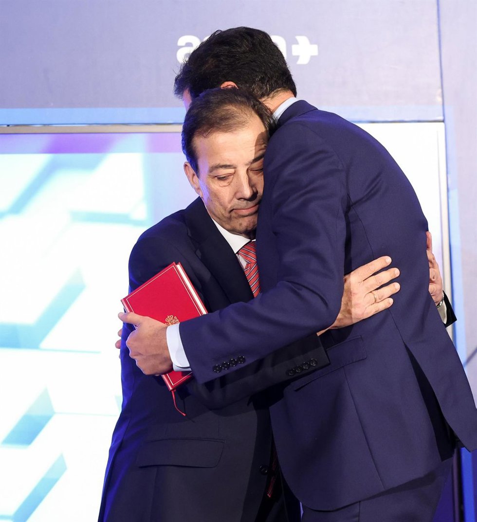 Archivo - El expresidente de Extremadura y secretario de Política Autonómica del PSOE, Guillermo Fernández Vara (i) y el ministro para la Transformación Digital y de la Función Pública y secretario general del PSOE de Madrid, Óscar López (d), durante un