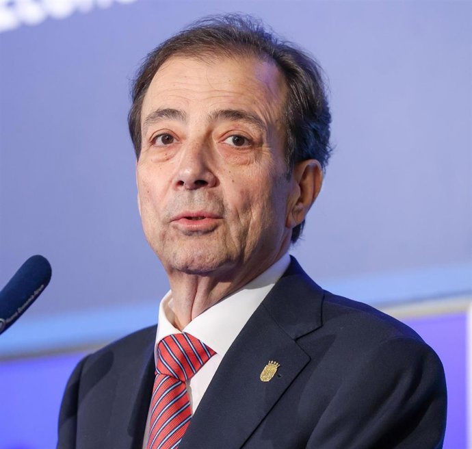 Archivo - El expresidente de Extremadura y secretario de Política Autonómica del PSOE, Guillermo Fernández Vara, interviene durante un desayuno informativo, en el Real Casino Gran Círculo de Madrid, a 9 de junio de 2025, en Madrid (España). El encuentro e