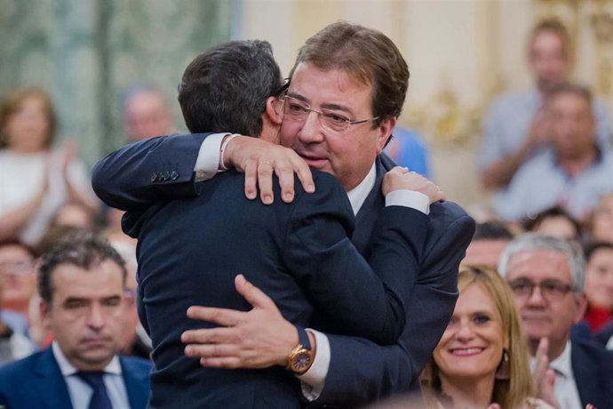 El expresidente de la Junta de Extremadura Guillermo Fernández Vara junto al líder de los socialistas en la región, Miguel Ángel Gallardo