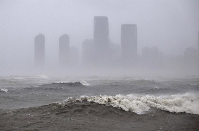 HAIKOU, 5 de outubro de 2025 -- Esta foto tirada em 5 de outubro de 2025 mostra chuvas e ondas nas águas próximas ao centro da cidade de Haikou, na província de Hainan, no sul da China. O tufão Matmo, a 21ª tempestade nomeada da temporada de tufões do Pac