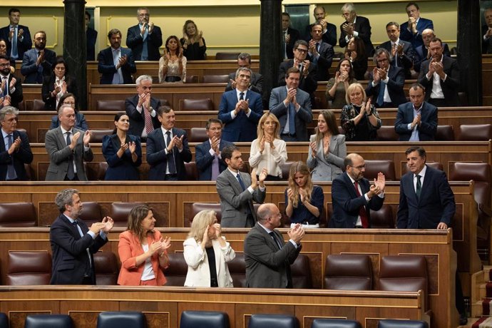 Archivo - La bancada popular aplaude al diputado del PP José Antonio Bermúdez de Castro tras su intervención durante una sesión plenaria en el Congreso de los Diputados, a 15 de octubre de 2024, en Madrid (España). El Pleno del Congreso decide hoy si tram