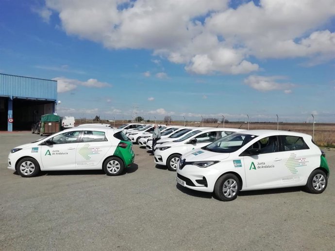 Archivo - Imagen de archivo de una flota de coches eléctricos adquiridos en 2022 por la Junta de Andalucía para la renovación del parque móvil en Huelva.
